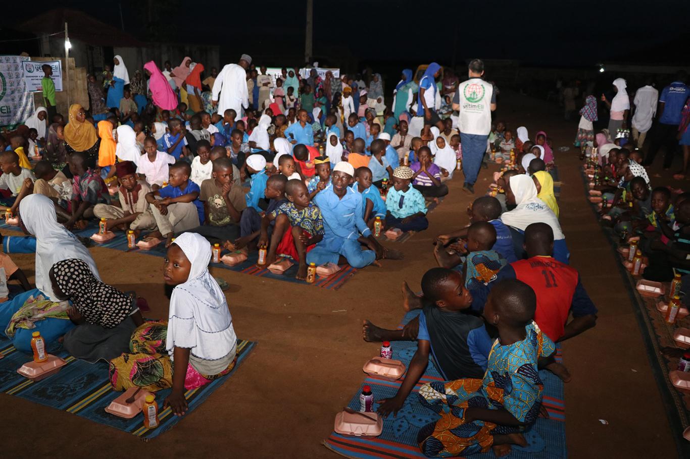 ​Avrupa Yetim Eli Nijerya'da iftar vermeye devam ediyor